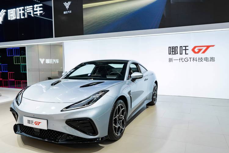 成都119哪吒汽车在智能汽车领域的表现，领途汽车在新能源汽车市场中的影响力